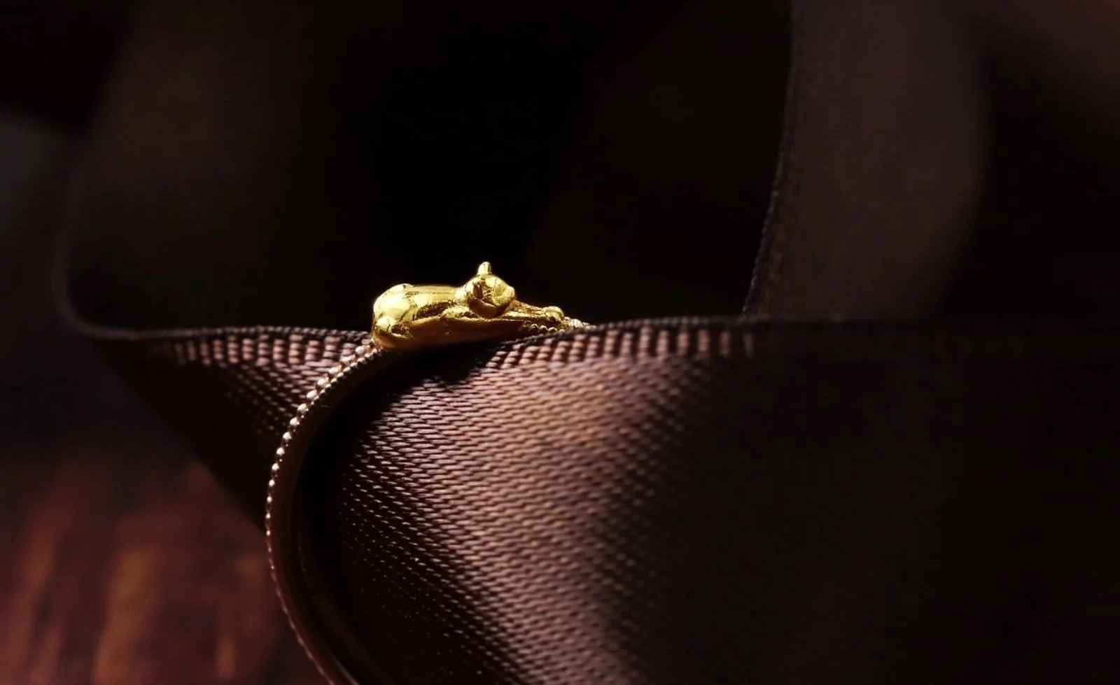 7色の金のリングに『K24純金のねこ』が添えられた価値ある素材のねこのリングです！