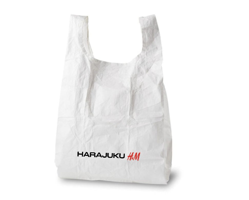 税込み5,000円以上お買い上げのメンバー会員様に先着でプレゼントする、 H&M 原宿店のロゴ入りオリジナルバッグ