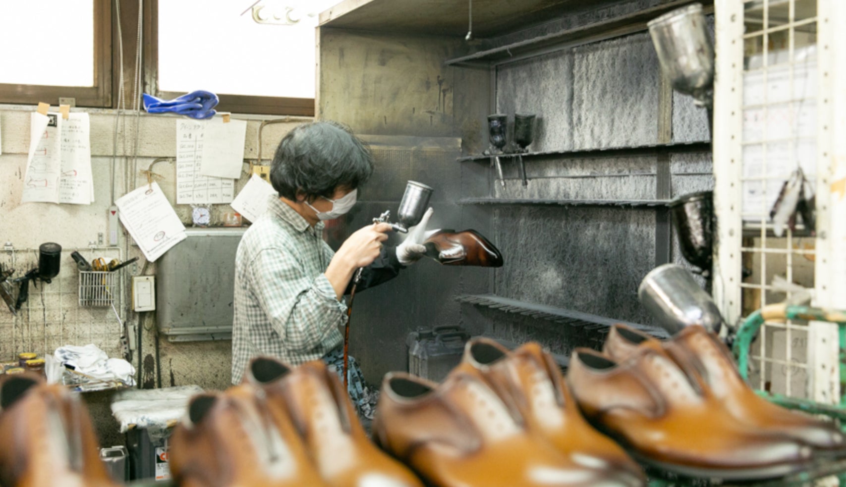 昭和40年代からいち早く自社ブランドを立ち上げた老舗の靴工房。現場の声を活かす企画力と、60年培われた職人...