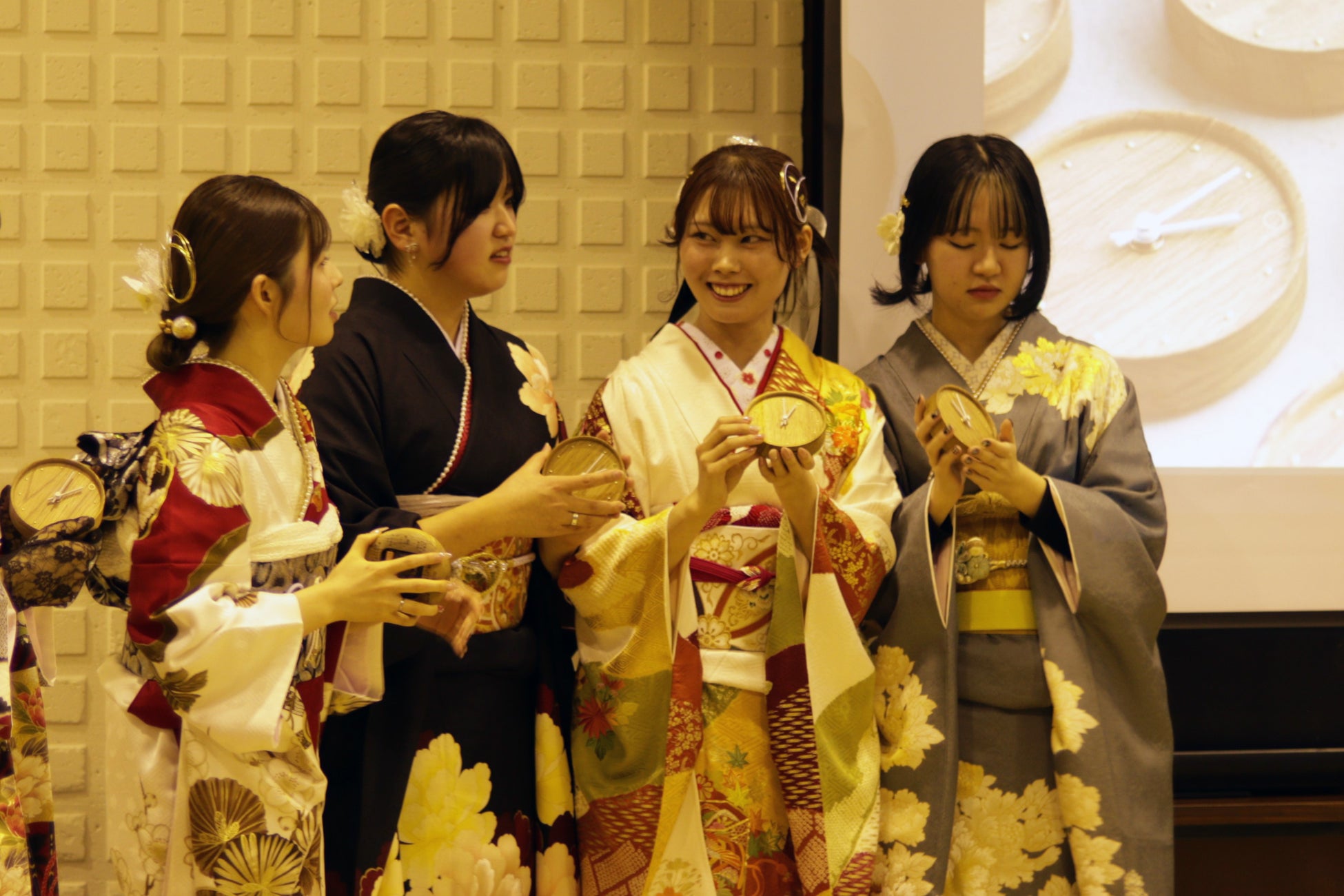 福井県池田町「二十祭の式典」地元のナラ材を活用して作られた木時計を13人に贈呈