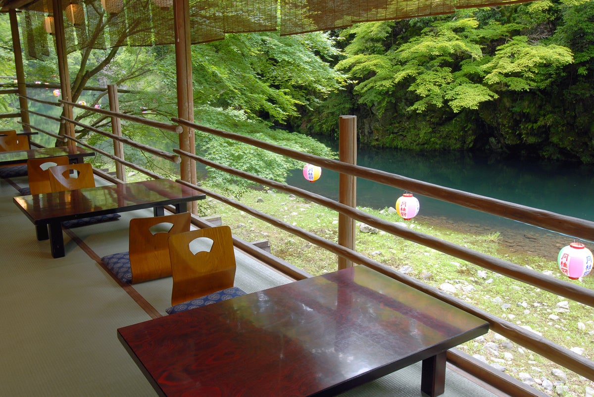 京都の夏の風物詩　高雄川床の夕食とホテル自慢の天然温泉 満喫　宿泊プランの販売を開始