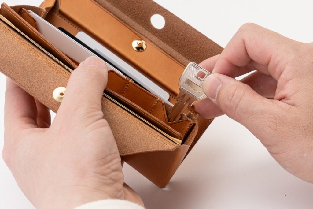 小ささと機能性を兼ね備えた究極にシンプルでコンパクトな長財布「dritto 1」が先行販売決定！