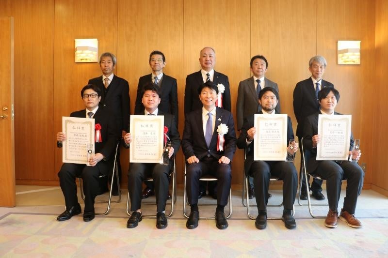 受賞者の集合写真（前列左から髙原さん、坂上さん）（岡山県教育庁提供）