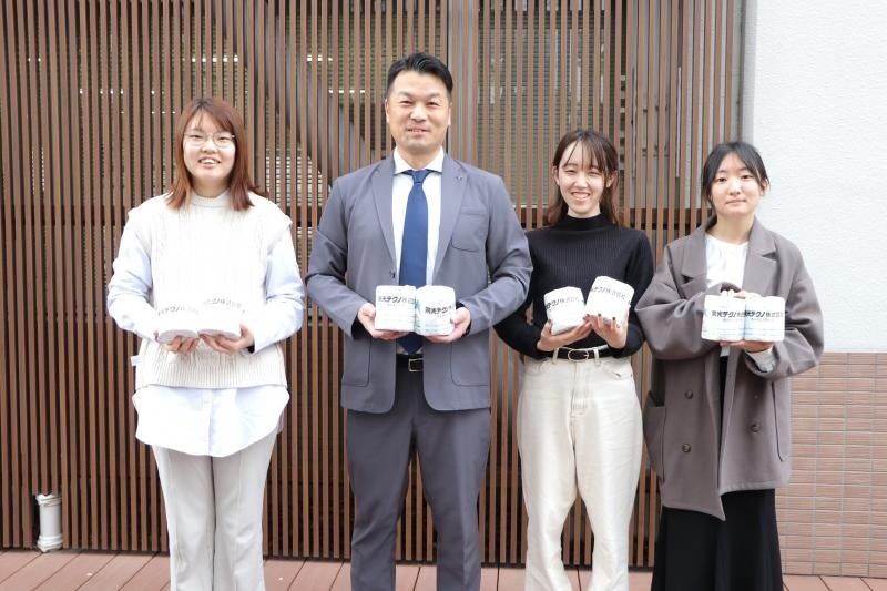女子学生寮の学生と横谷部長（左から2人目）