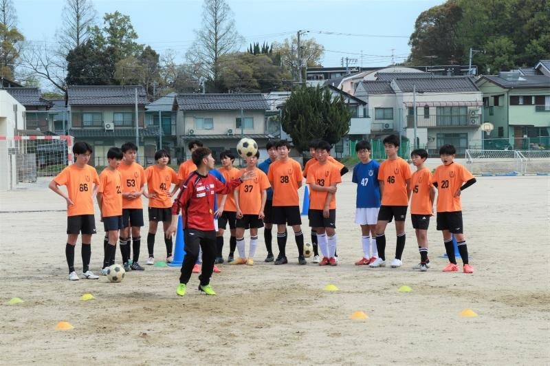 ファジアーノ岡山スポーツクラブの指導を受ける附属中学校サッカー部の生徒たち