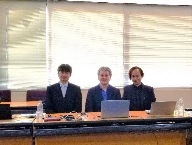 来学したPMI日本支部の藤井副会長、石塚組織拡大委員会PM基礎研修プログラム代表、鳥本サブリーダー（右から）