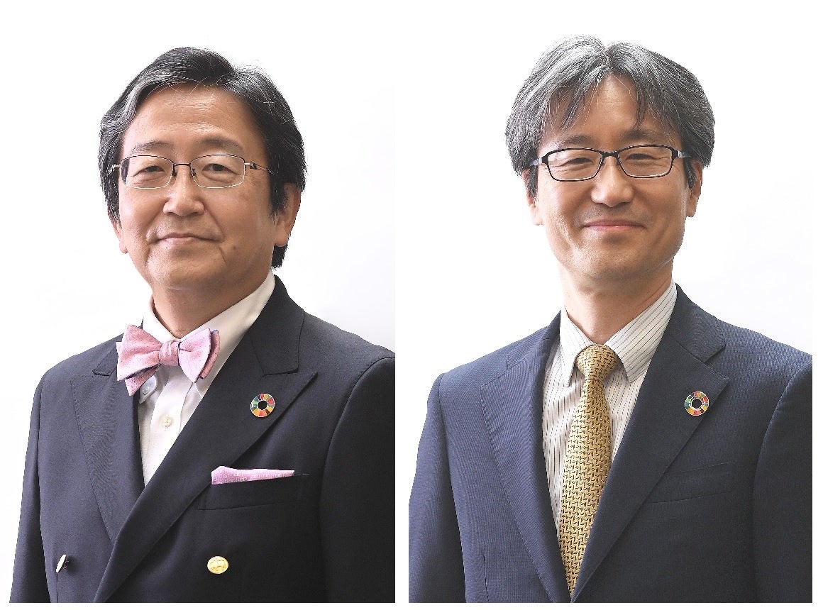 那須保友学長と前田嘉信理事（医療担当）・病院長（右）