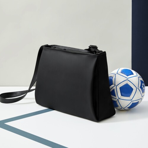 軽やかな素材で機能的なA4ショルダーバッグを発売　日本ブラインドサッカー協会と共同開発