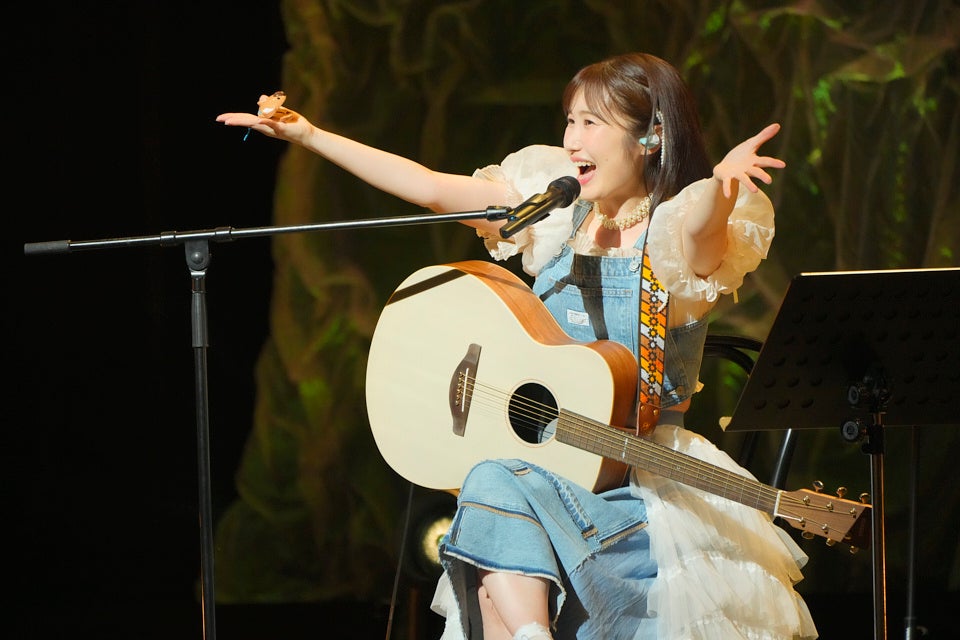 内田彩、初のギター弾き語りを披露した『ACOUSTIC DAY』スペシャルゲストにぐんまちゃんらが駆け付けた『SWEE...