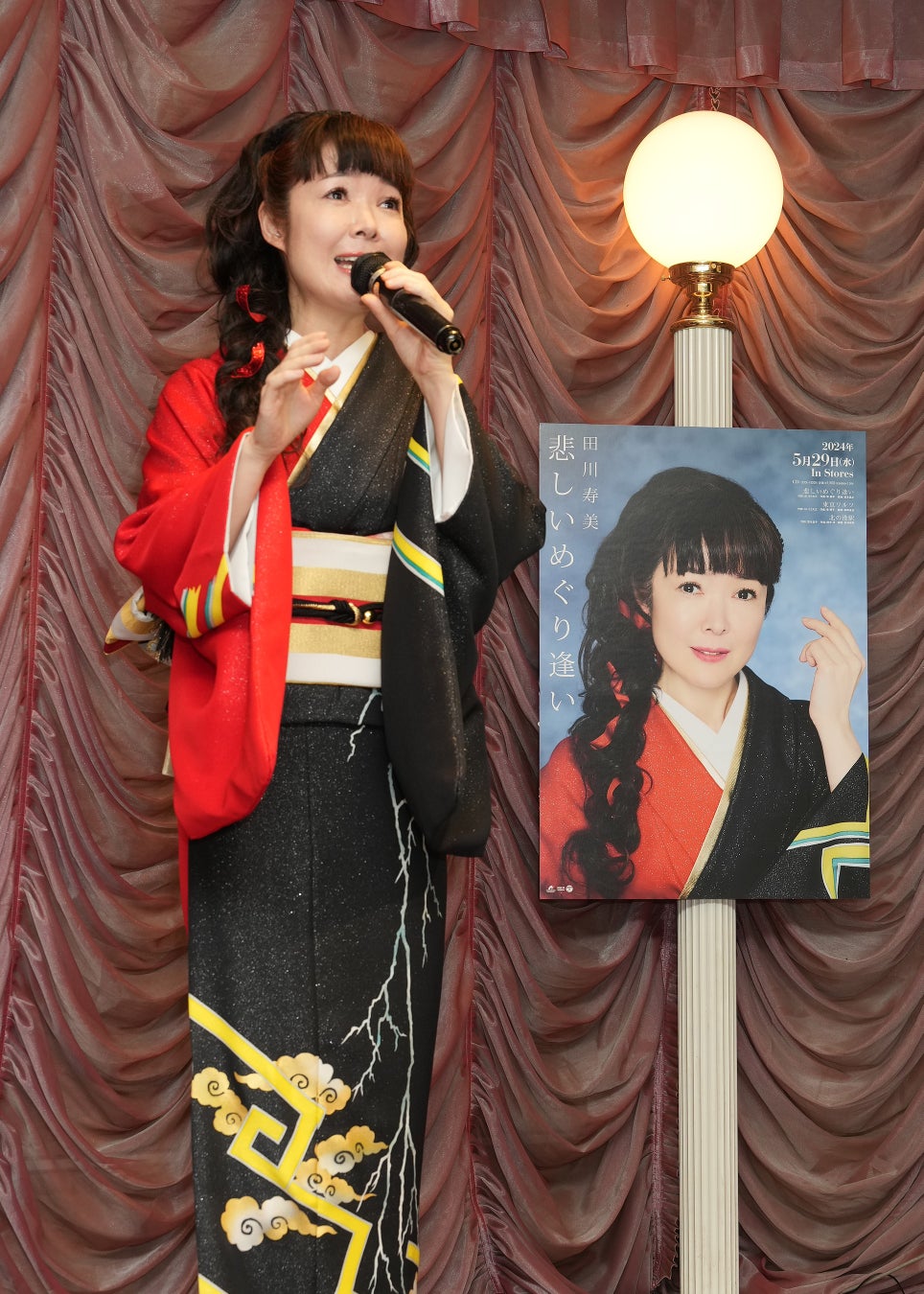 田川寿美が新曲「悲しいめぐり逢い」を５月29日発売。発売前にカラオケスナックの一日ママを務め、新曲を披露