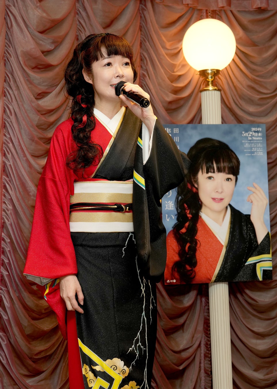 田川寿美が新曲「悲しいめぐり逢い」を５月29日発売。発売前にカラオケスナックの一日ママを務め、新曲を披露