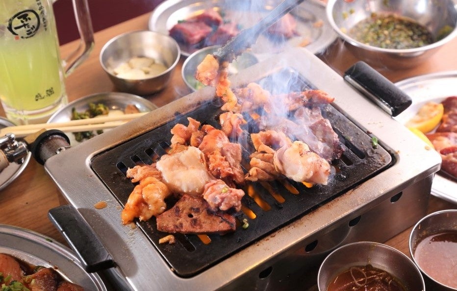 “名物!!黒毛和牛のはみ出るカルビ”で話題の「大阪焼肉・ホルモン ふたご」、5月24日（金）東京・亀戸にグラン...