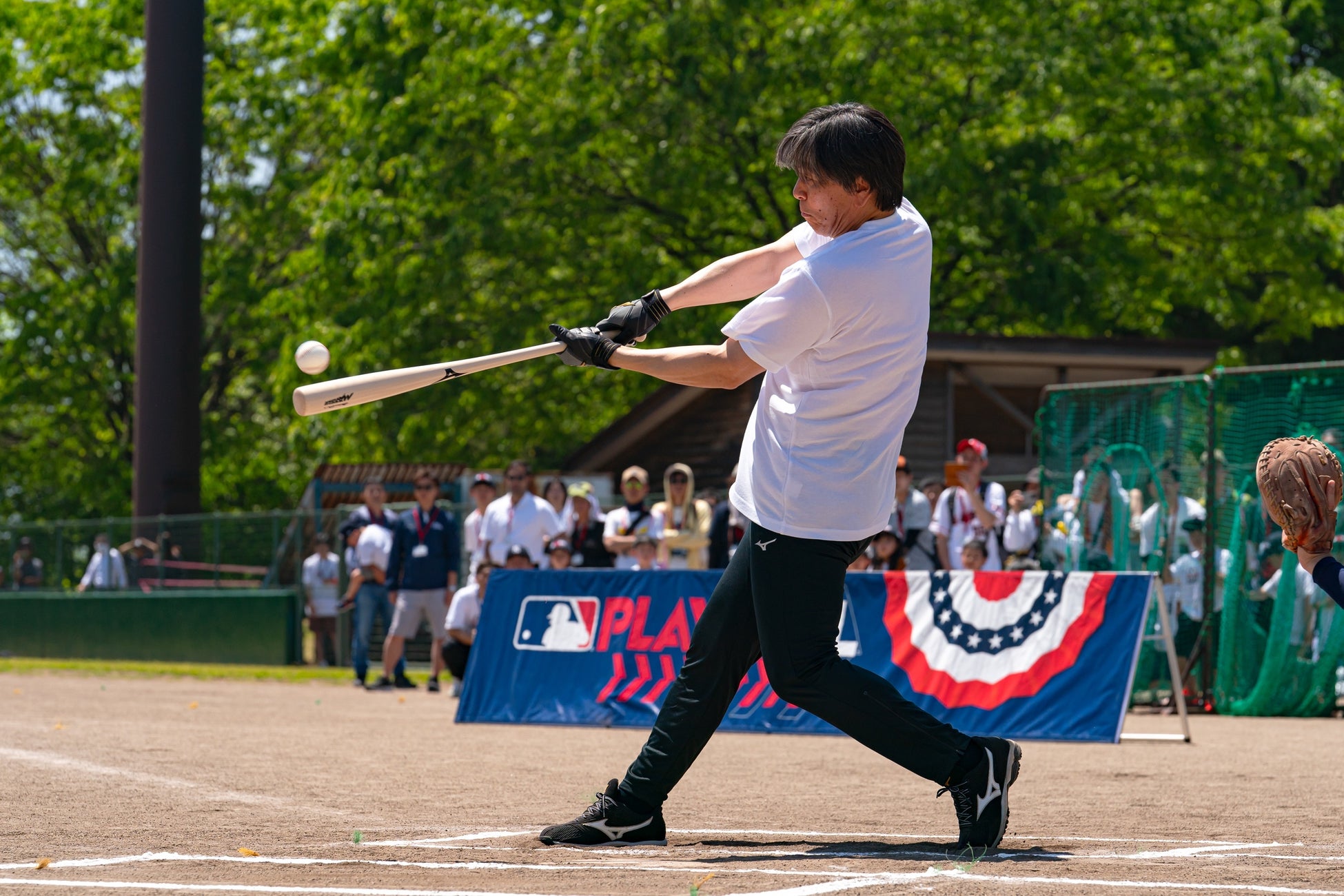 フリーバッティングを披露し、ホームランチャレンジする松井秀喜さん