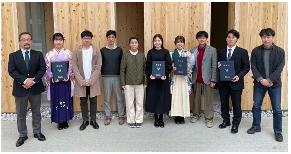 本研究に携わった德光教授（左端）および石川教授（右端）の研究チームメンバー