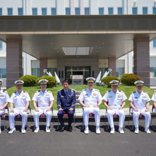 厚生労働省 健康行政特別参与の杉良太郎氏が海上自衛隊の鹿屋航空基地を訪問。「どうか皆さん、病院へ行った...
