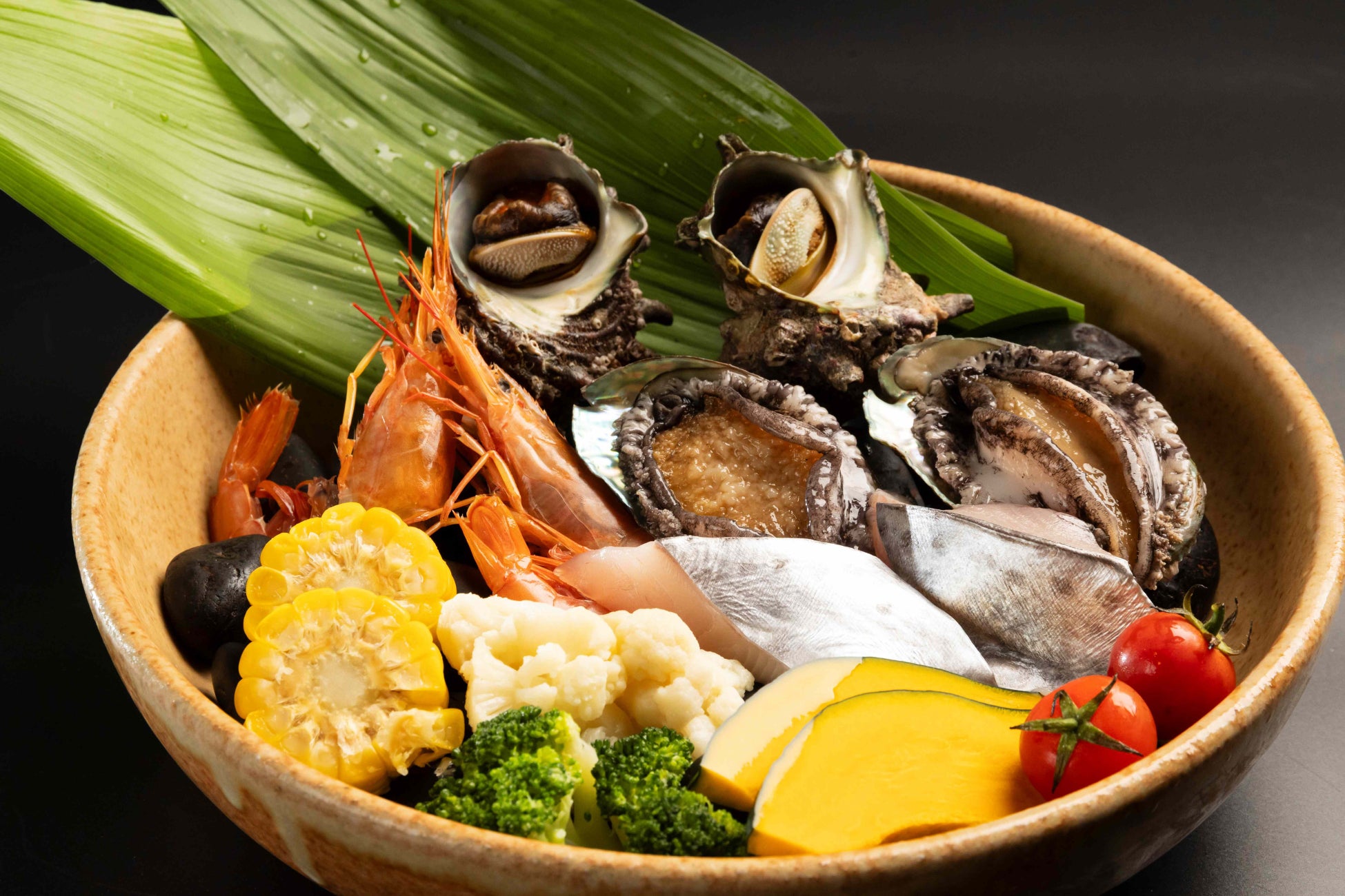 アワビやサザエなどの海の幸と、季節の魚や野菜を宝楽焼でお召し上がりいただくお料理をメインとした夏のプレミアム会席をご用意しています