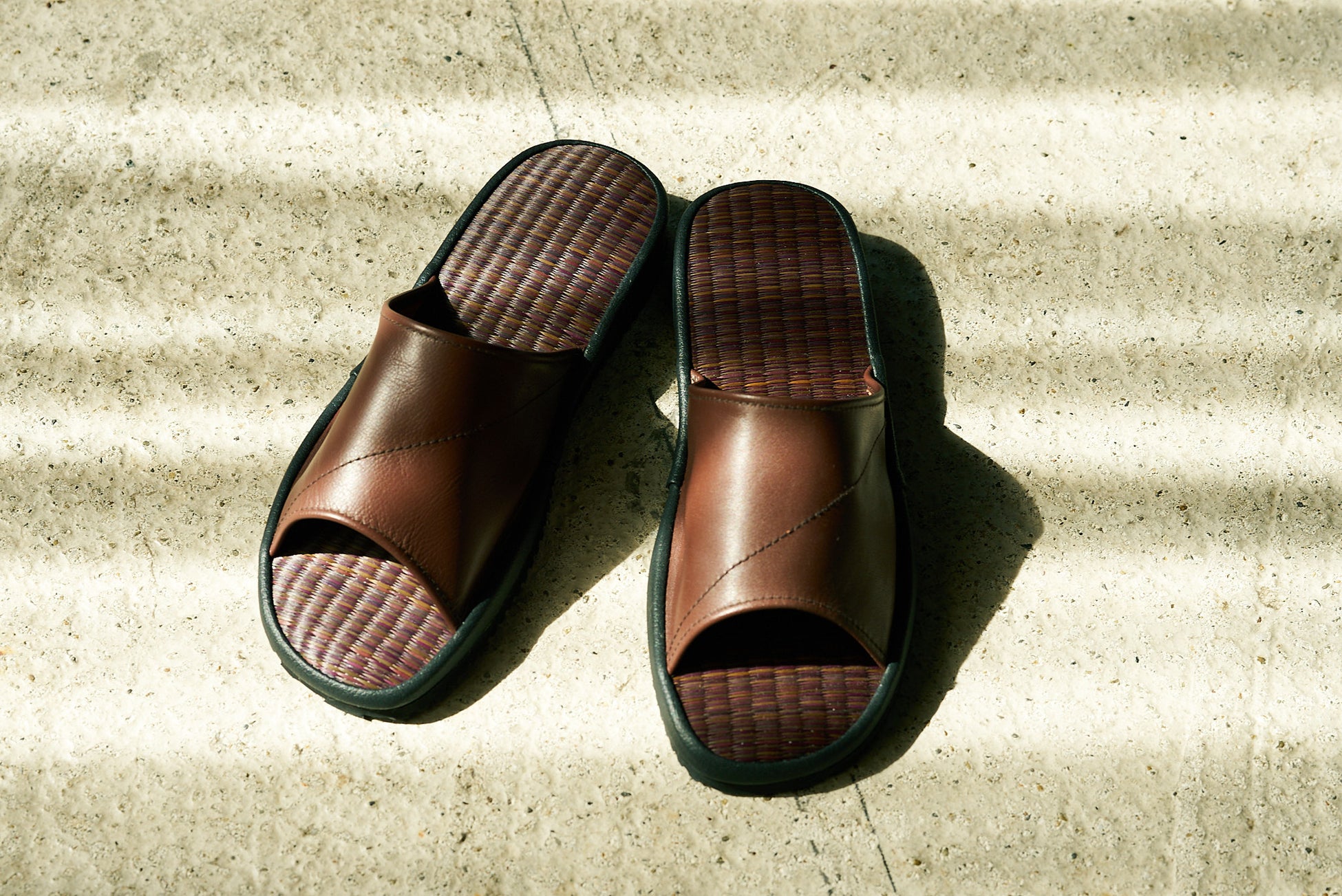 クールな「カラー畳」と共に過ごす高温多湿な日本の夏　一度履いたら忘れられない、”粋”を感じる「畳ローファ...