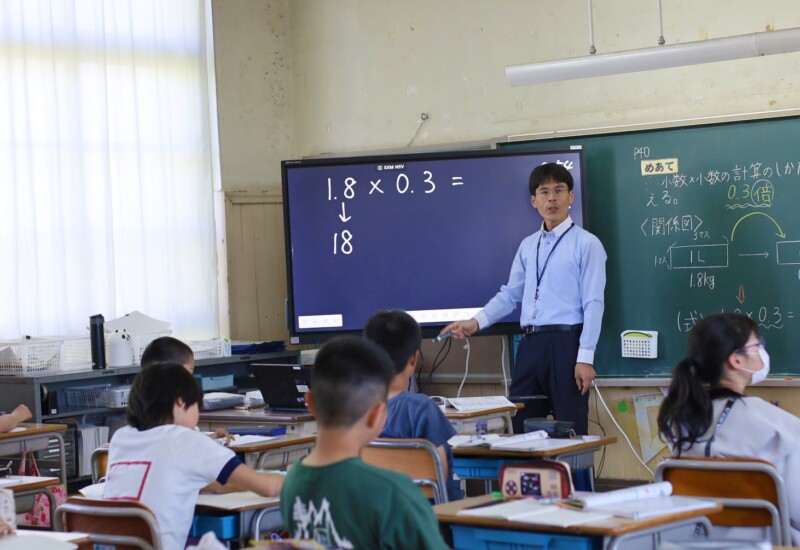 兵庫県尼崎市内の全小学校に電子黒板「ミライタッチ」を導入しました。