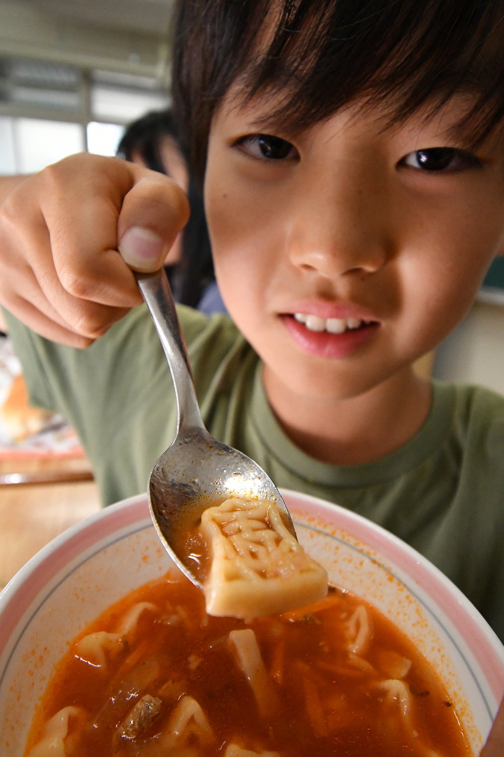 「将棋のまち高槻」の小中学校の給食に将棋駒をかたどったパスタが登場