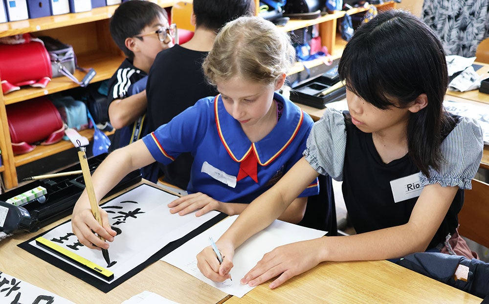 高槻市の小学生がオーストラリアの姉妹校と和の文化で交流