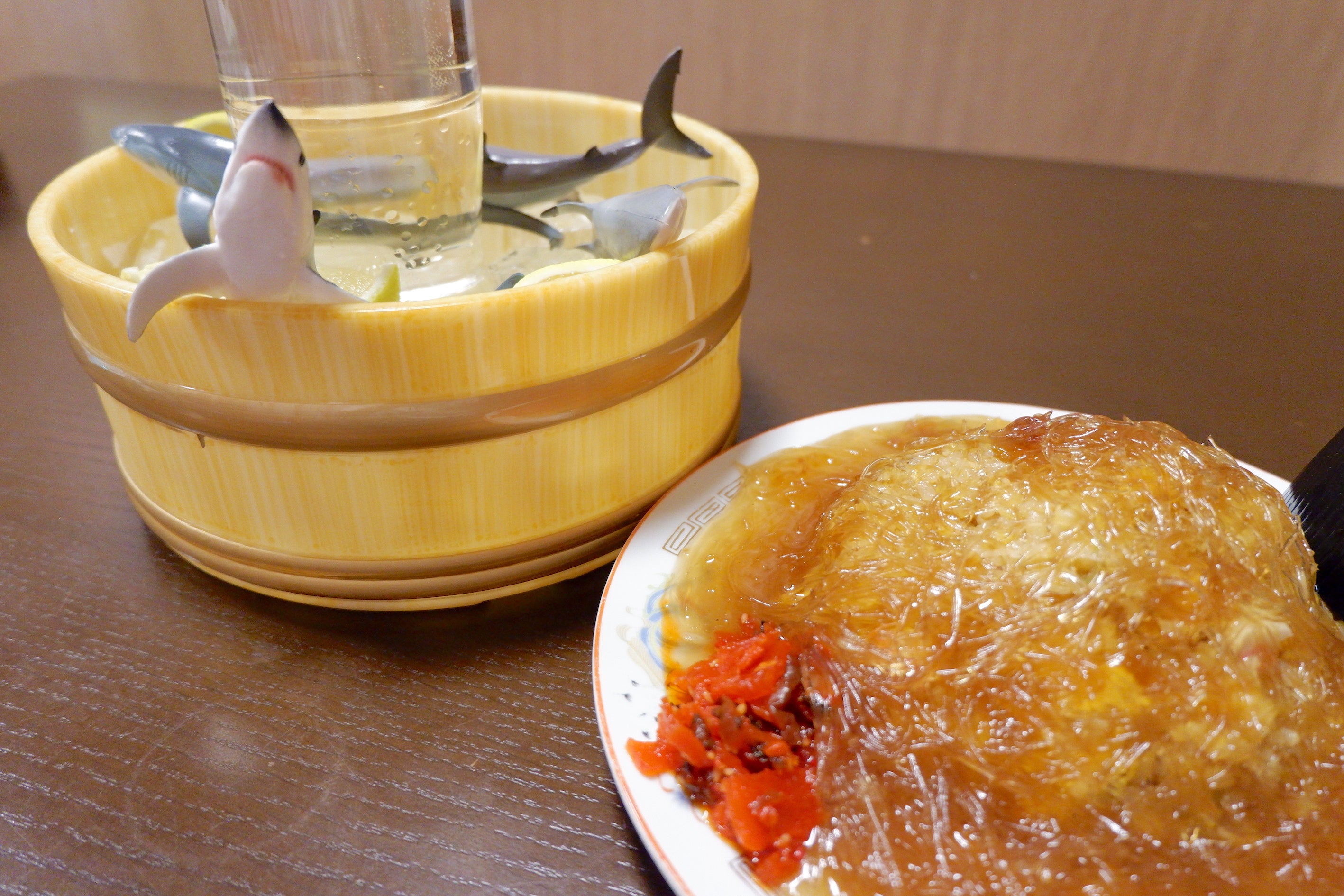 中華料理店「熱海飯店」が映画「温泉シャーク」との公式コラボメニューを販売開始