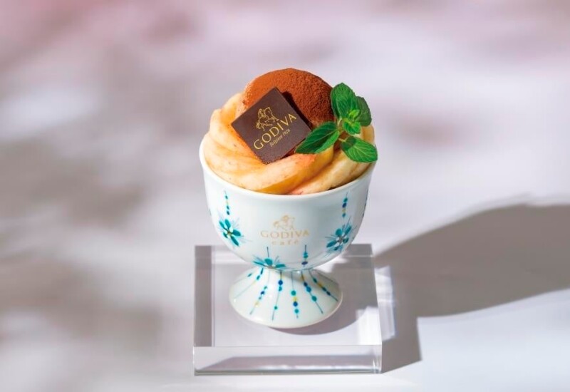 贅をきわめたパフェが誕生！GODIVA café「桃と小松大麦のチョコレートパフェ～オリジナル九谷焼の器で～」