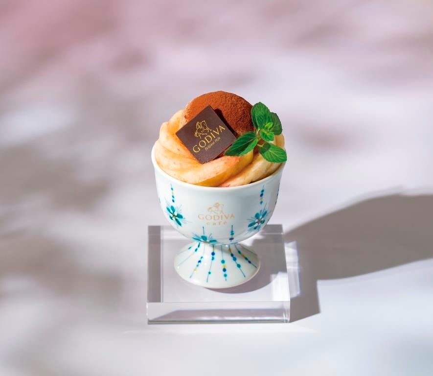 贅をきわめたパフェが誕生！GODIVA café「桃と小松大麦のチョコレートパフェ～オリジナル九谷焼の器で～」