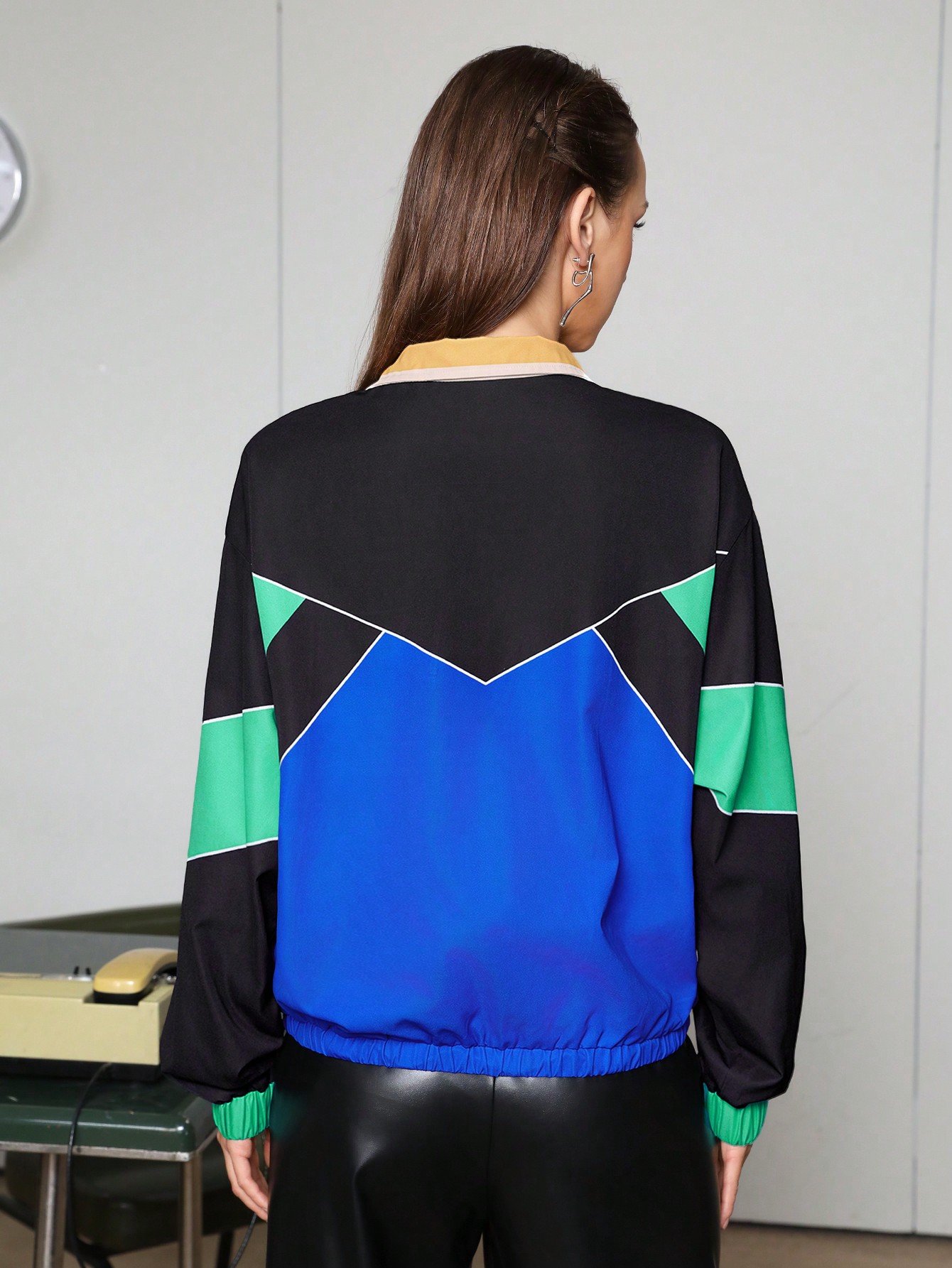 レタープリントとジッパーデザインのレディースハーフジップカラーブロックジャケット