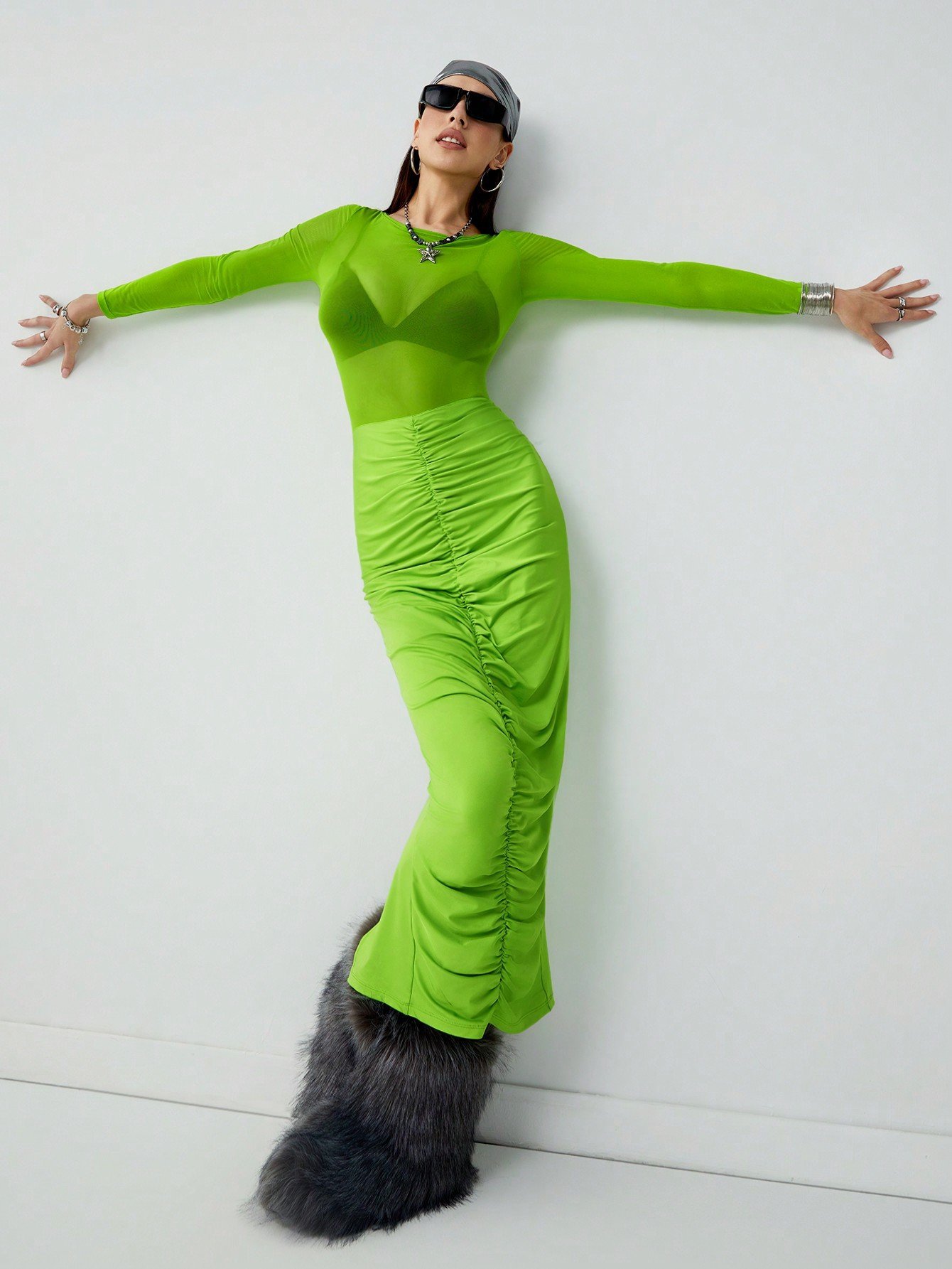 SHEIN Neu 女性用グリーンラウンドネック長袖ドレス、シアーメッシュスパイスとプリーツスリムフィットデザインを使ったデザイン。