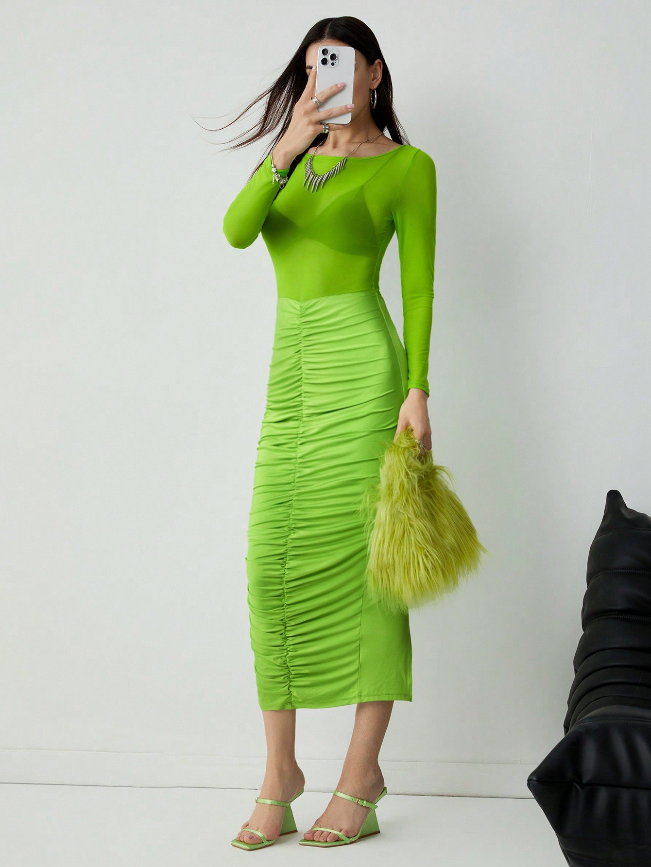 女性用グリーンラウンドネック長袖ドレス、シアーメッシュスパイスとプリーツスリムフィットデザインを使ったデザイン。