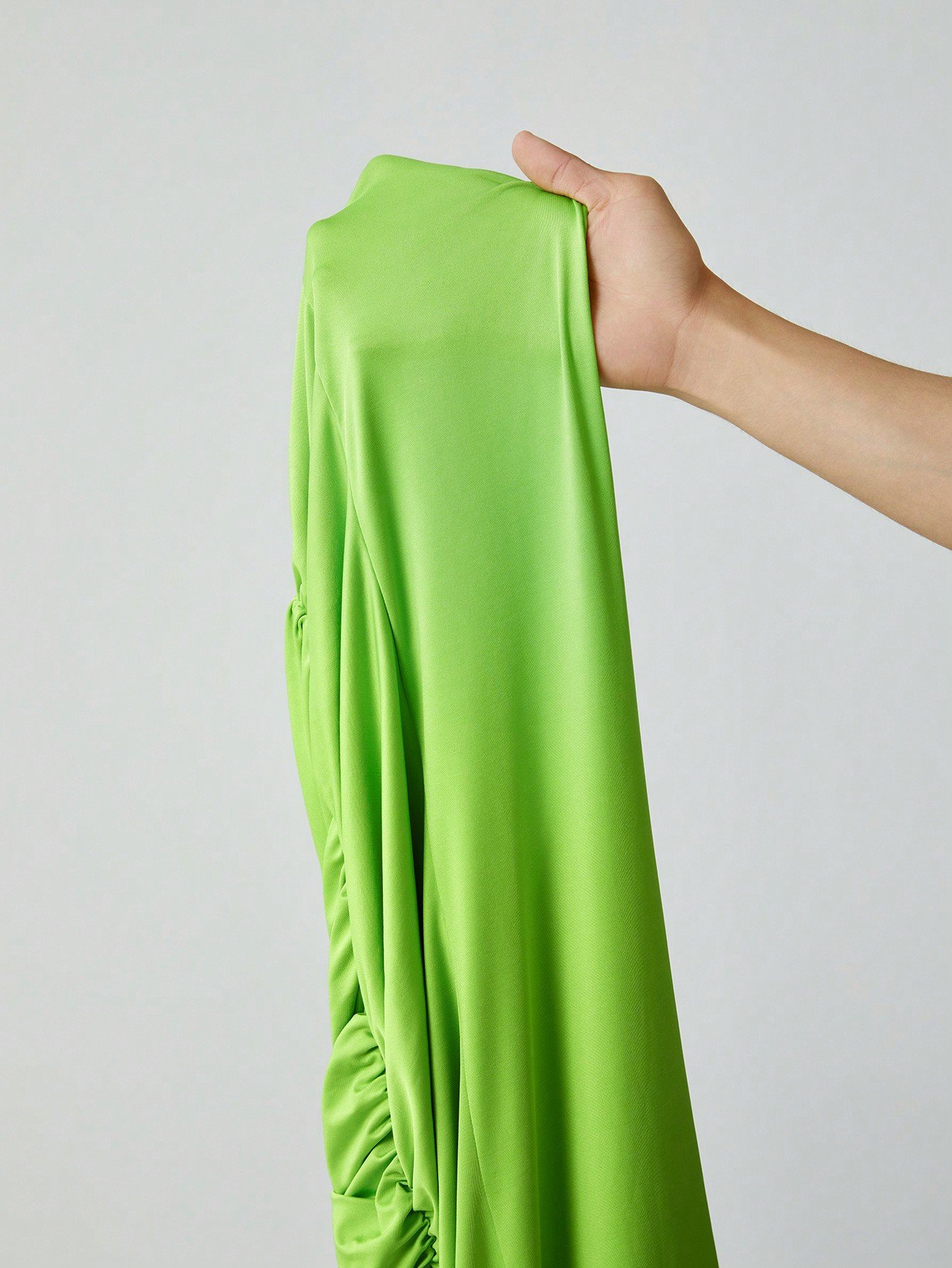 女性用グリーンラウンドネック長袖ドレス、シアーメッシュスパイスとプリーツスリムフィットデザインを使ったデザイン。