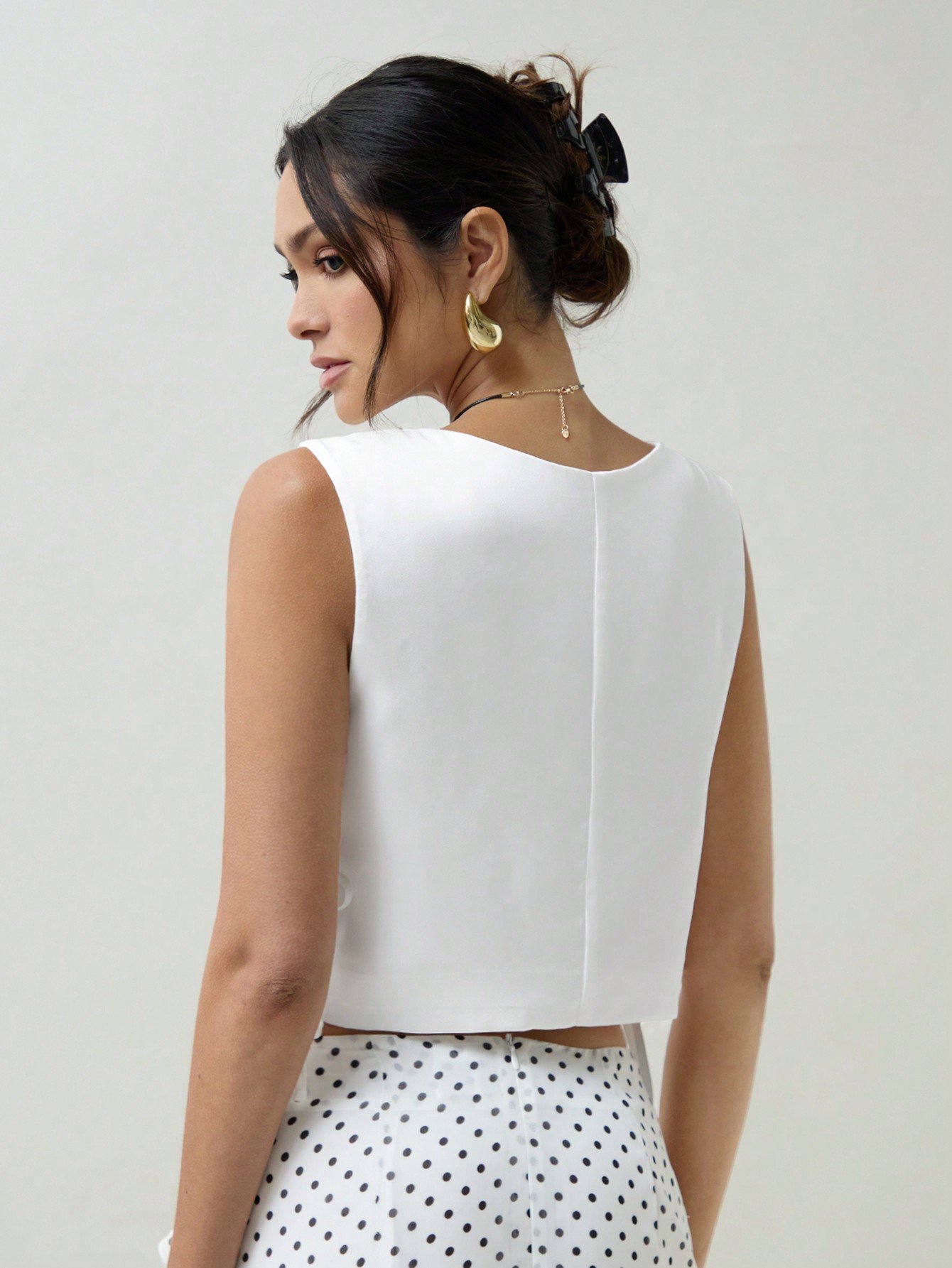エレガントな女性用夏のファッション ホワイトサテンサイドタイデザインの袖なしトップ1枚