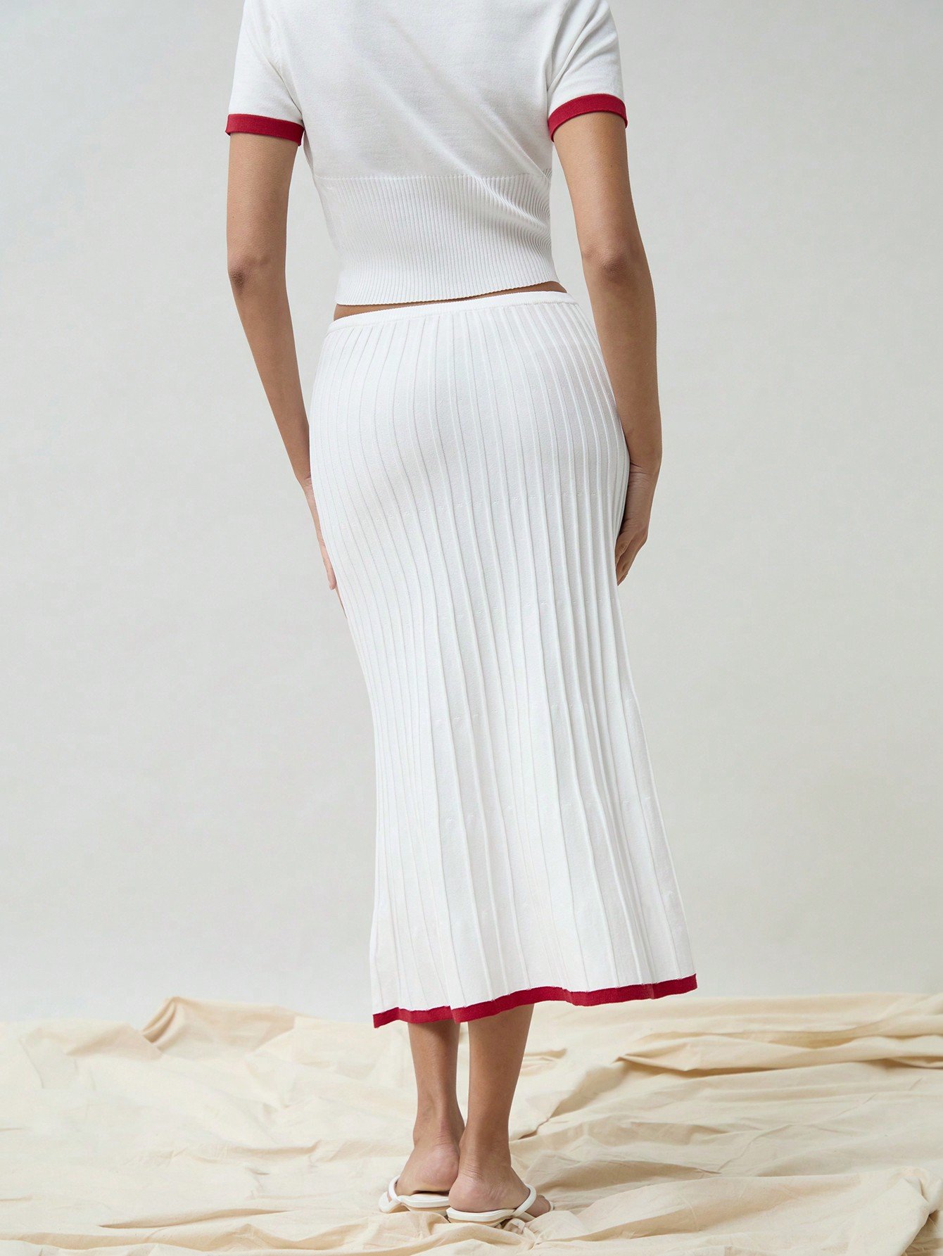女性用カジュアル レッド&ホワイト コントラスト カラーフィッシュテール薄手ニットプリーツプレスマキシスカート、春と夏に最適