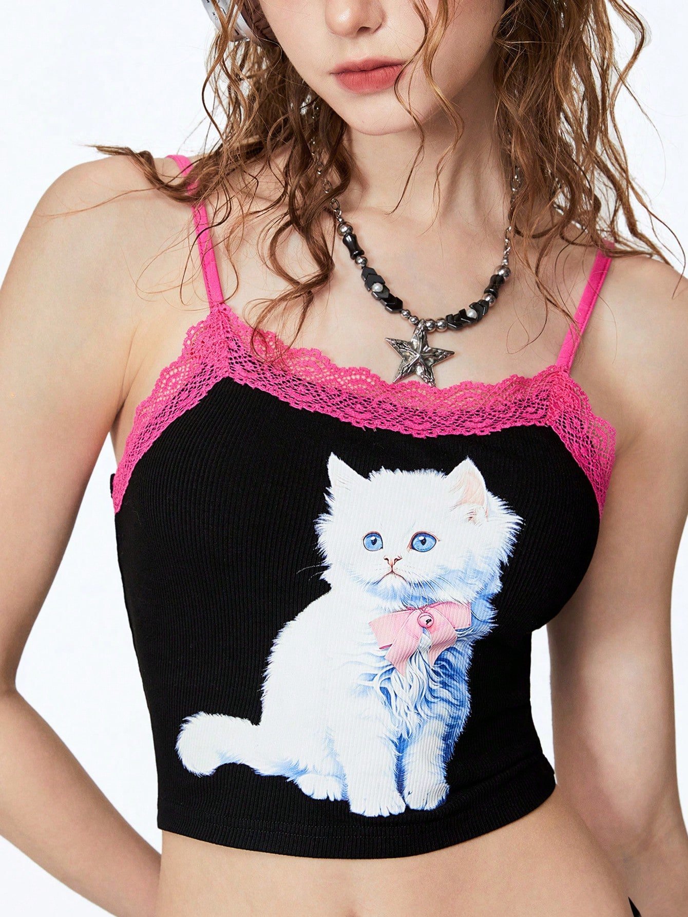 SHEIN Neu 女性用 可愛い猫プリント コントラストレーストリム スリムフィット クロップキャミトップ