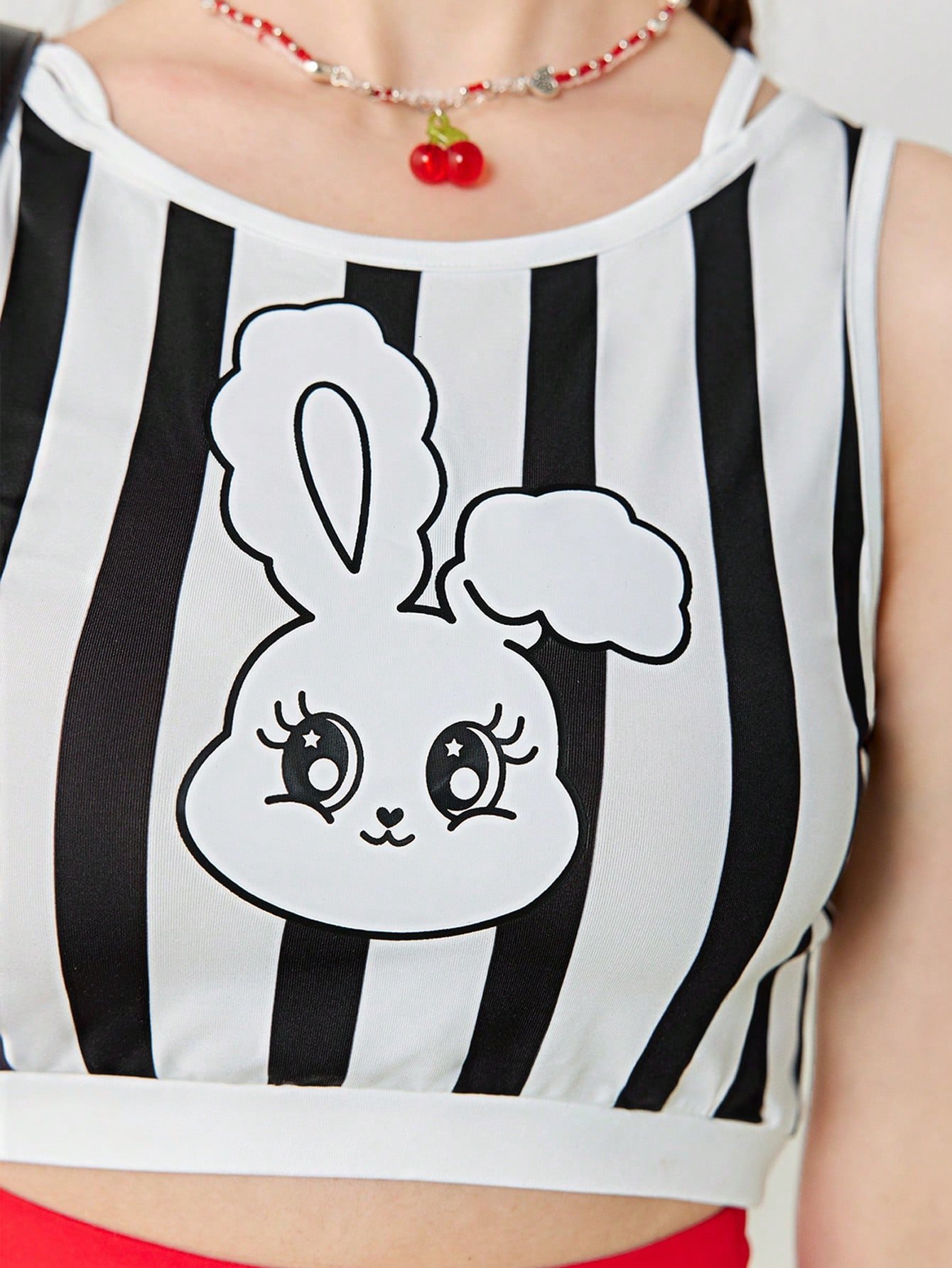 女性の夏用カジュアルなウサギのカートゥーンストライププリントブラックアンドホワイトの短いニットタンクトップ。