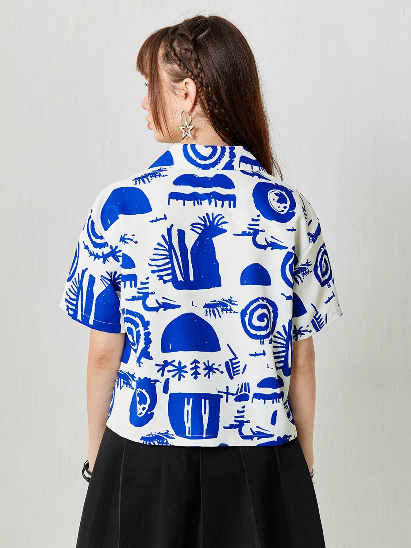 女性の夏用カジュアルカラフルなランダムシンプルプリントの半袖シャツ