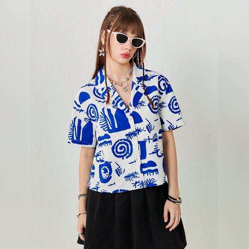 女性の夏用カジュアルカラフルなランダムシンプルプリントの半袖シャツ