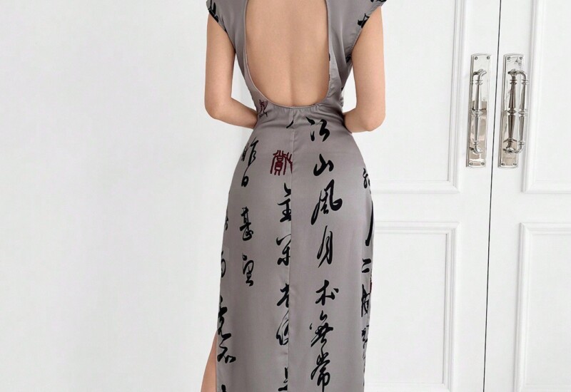 SHEIN Neu 新しい中国風のカラーブロックチャイナドレス、サテンプリント素材でバックレスになったデザイン、バックルの装飾