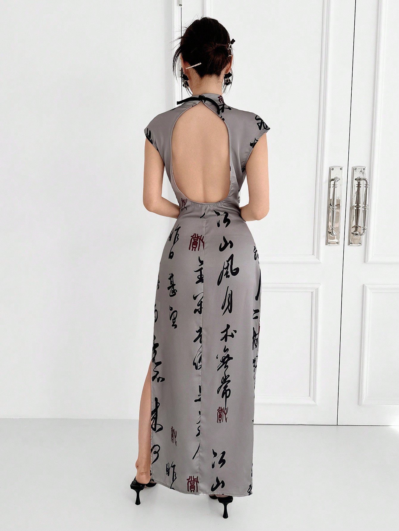 SHEIN Neu 新しい中国風のカラーブロックチャイナドレス、サテンプリント素材でバックレスになったデザイン、バックルの装飾