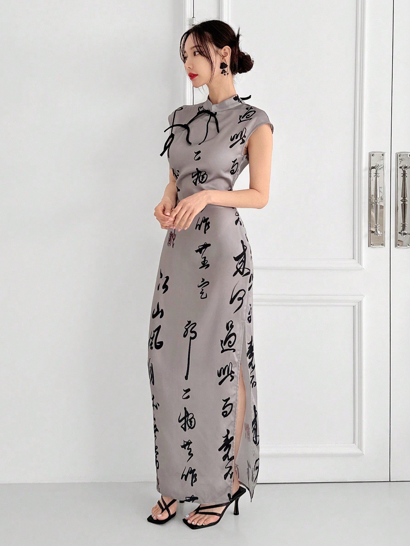 新しい中国風のカラーブロックチャイナドレス、サテンプリント素材でバックレスになったデザイン、バックルの装飾