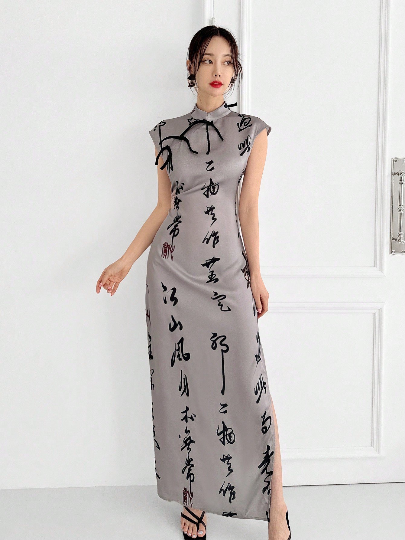 新しい中国風のカラーブロックチャイナドレス、サテンプリント素材でバックレスになったデザイン、バックルの装飾