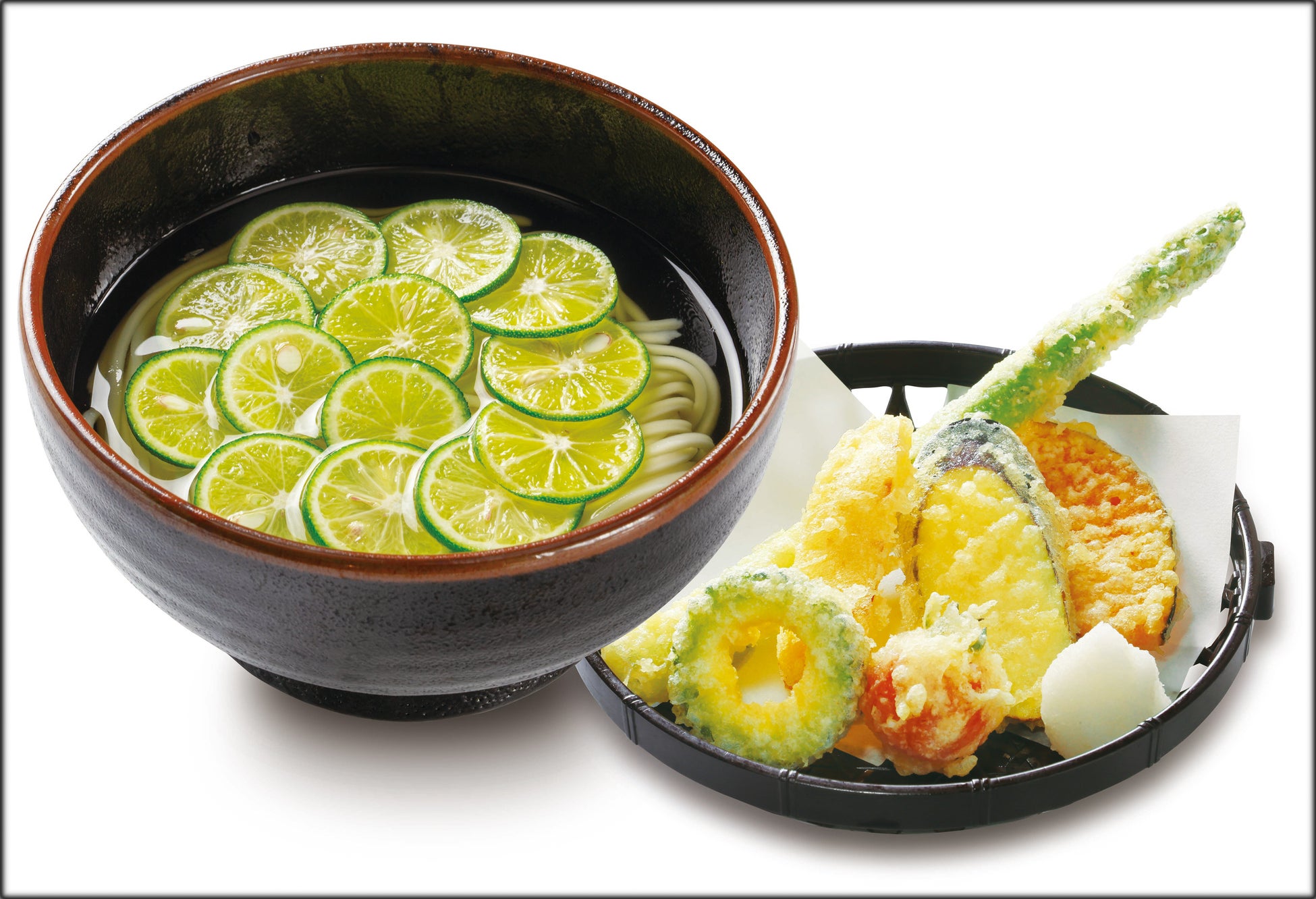 夏野菜の天ぷらとすだちのひやかけうどん