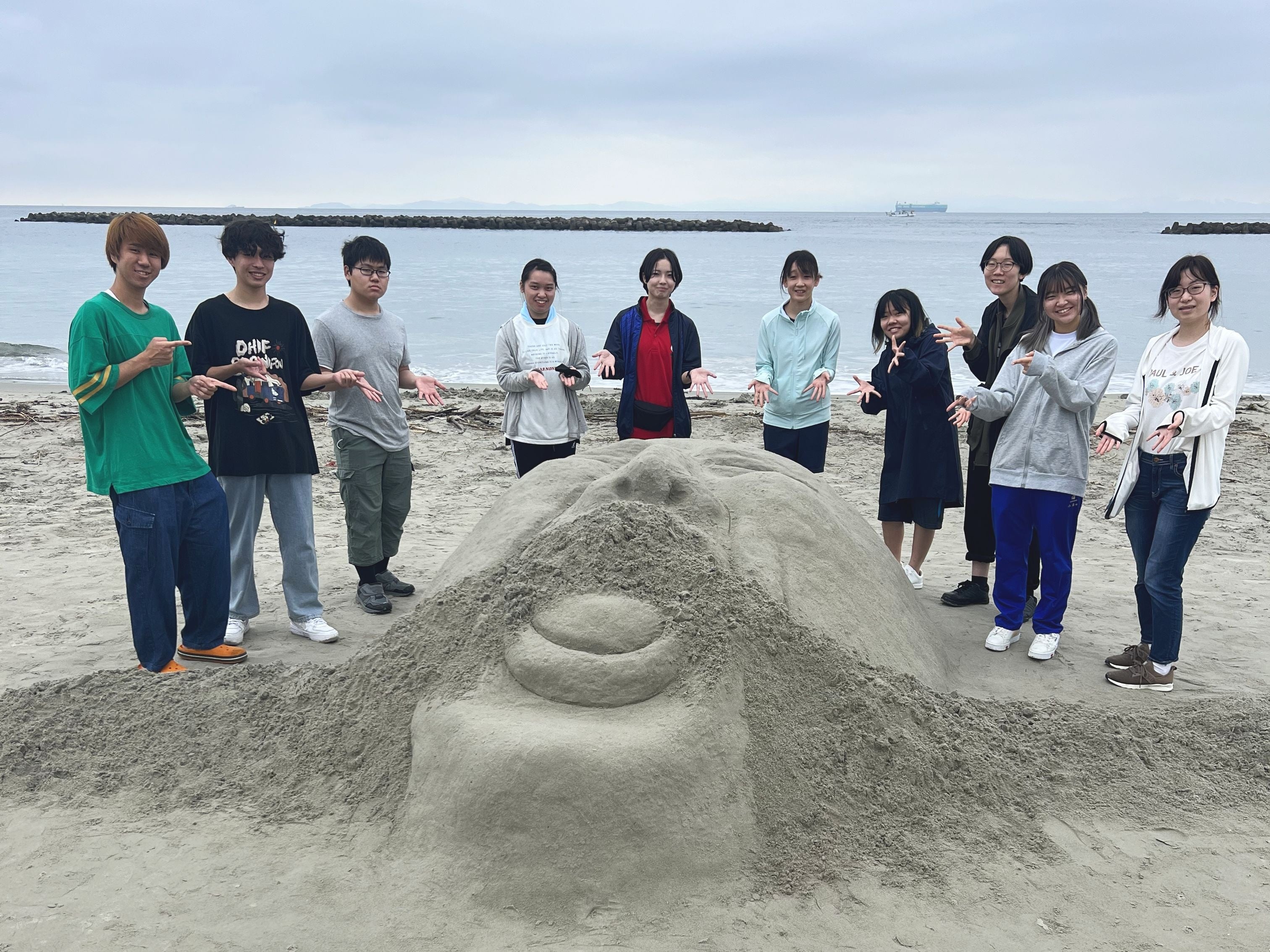 デザイナーの卵が砂で「日本」を表現～トライデントデザイン専門学校 校外実習のご紹介（南知多町 山海海岸）～