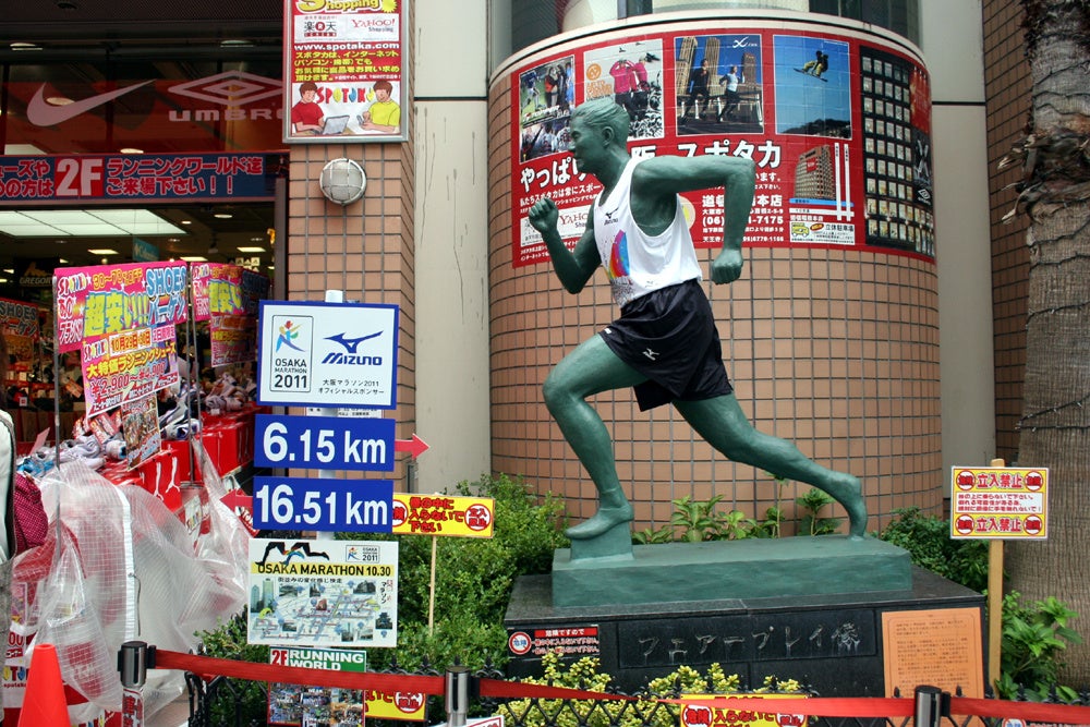 大阪マラソン開催時にはユニフォーム姿でランナーを応援