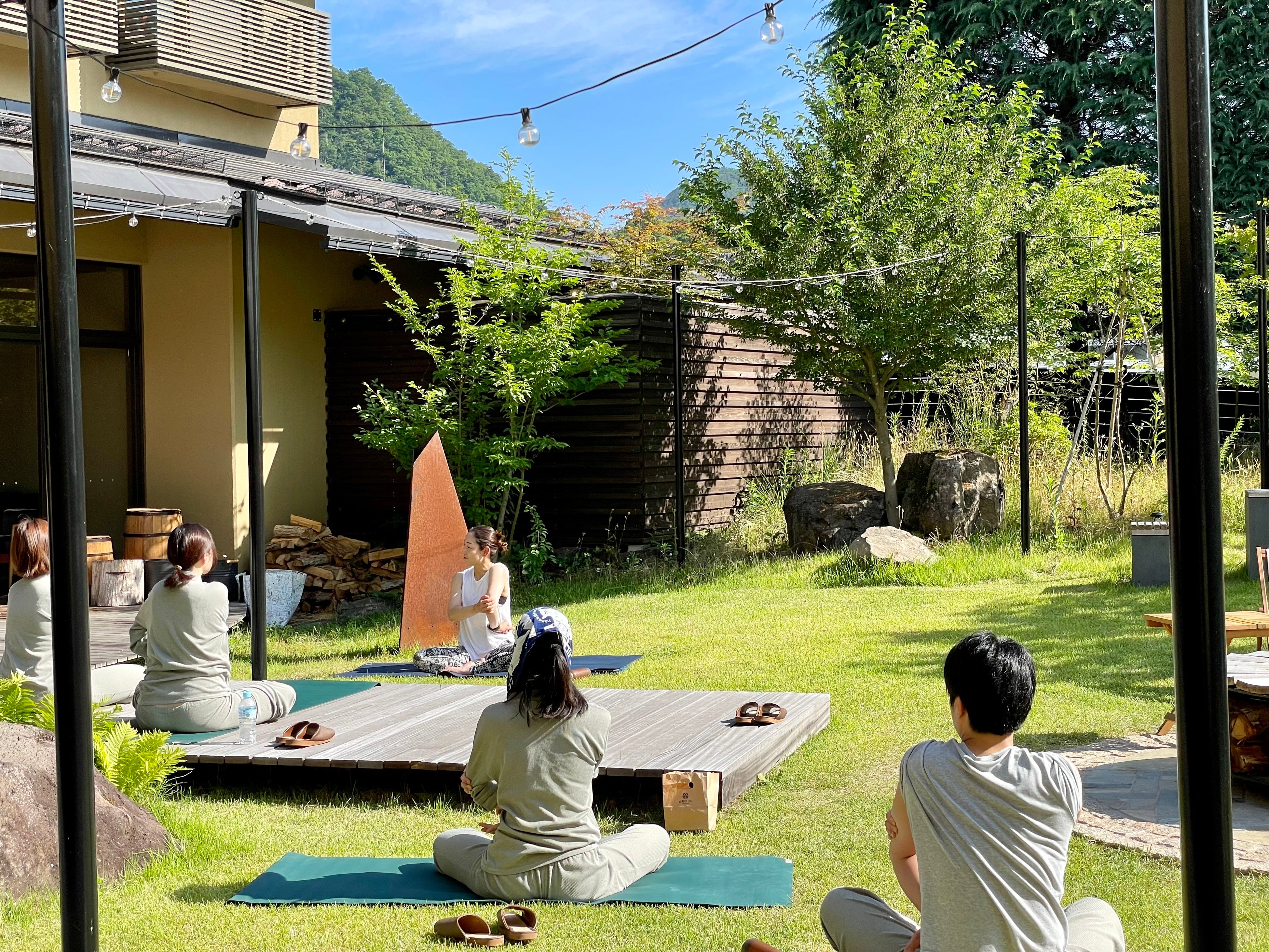 おやど森の音が提案するウェルネスツーリズム。夏の朝活「森の朝ヨガプログラム」を提供。〈実施レポート〉