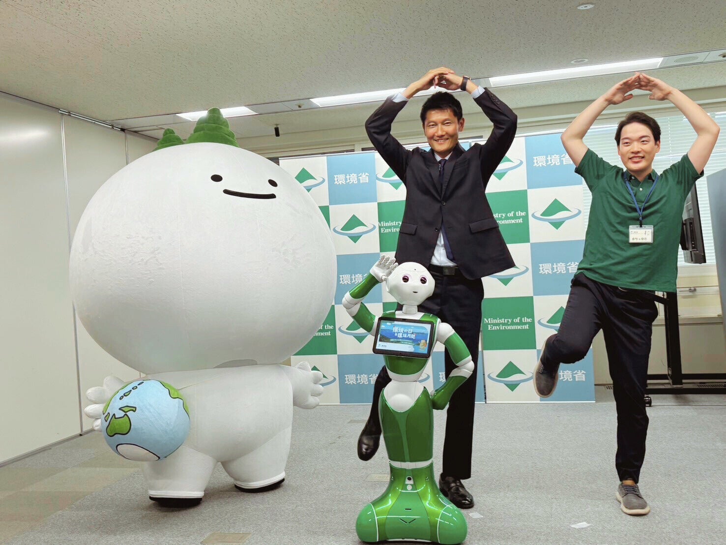 人型ロボット「Pepper」が朝日環境大臣政務官を表敬訪問