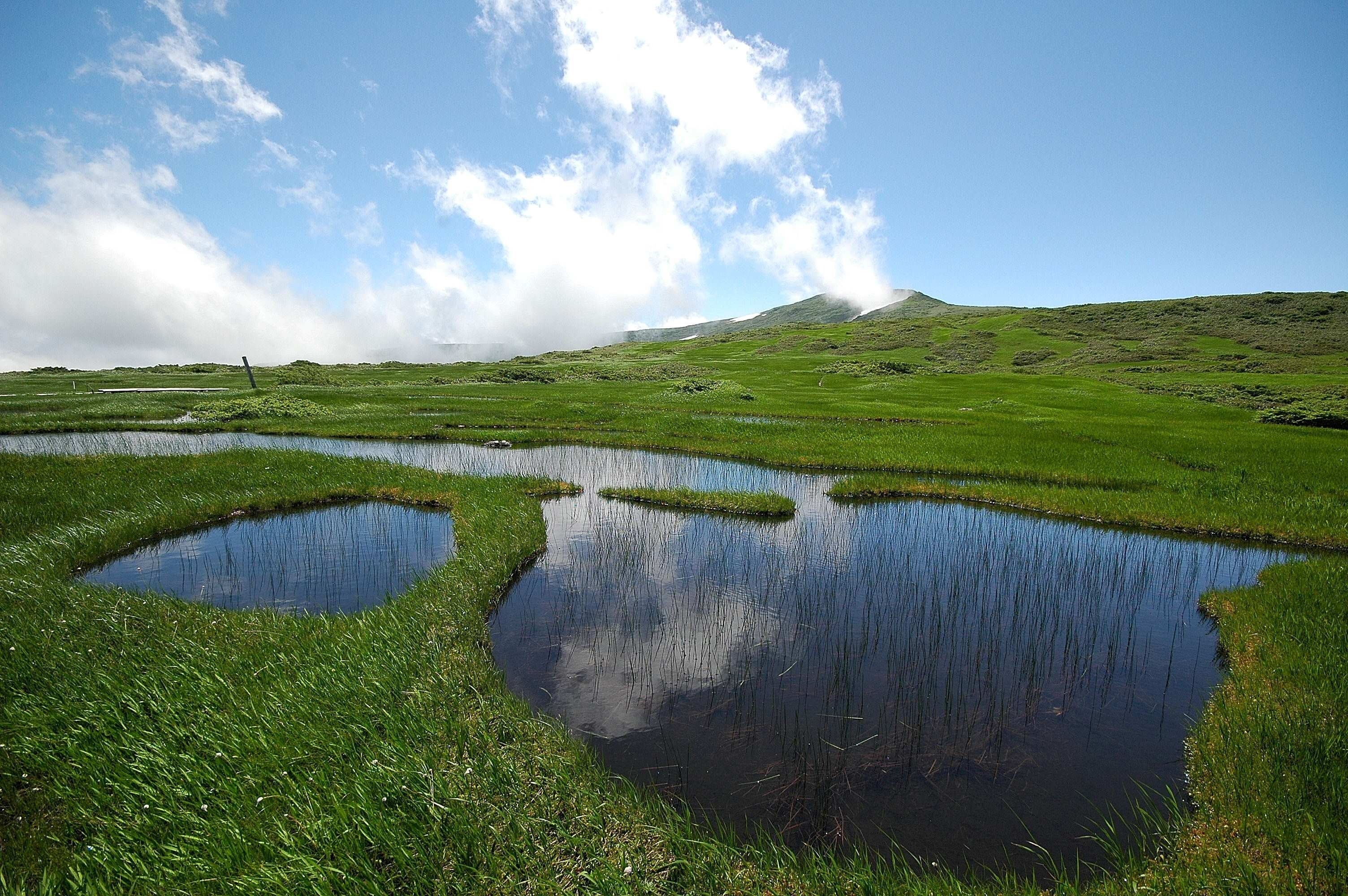天気が良く無風の日には、点在する池塘に青い空が映し出され天然の鏡が現れます