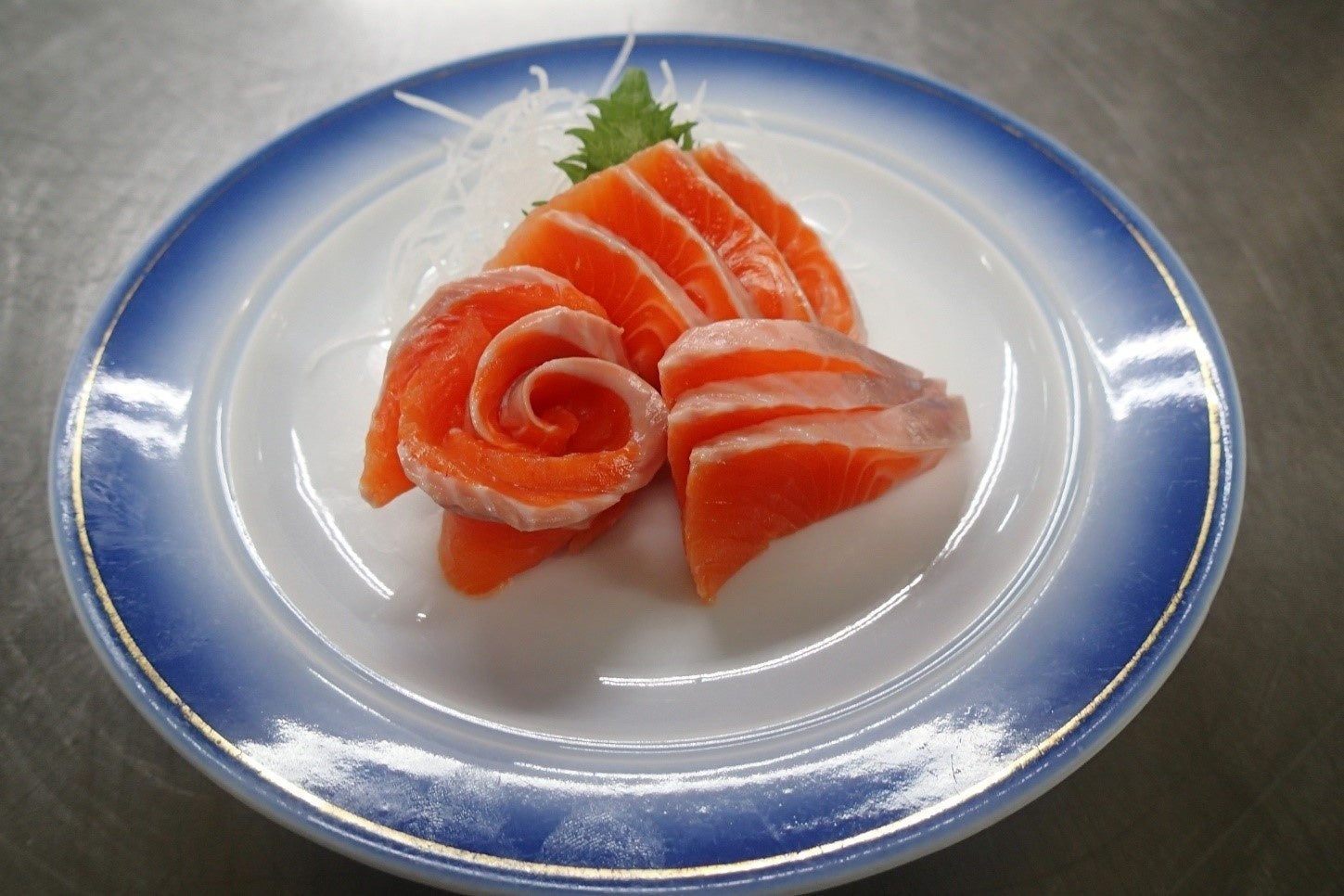 生で食べられる魚で、刺身として人気が高く、また、いろいろな料理にアレンジして多彩な味を楽しむことができるのも特徴です