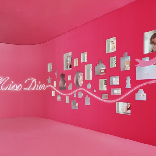【DIOR】ディオールを纏うメンズセレブリティ「ミス ディオール展覧会 ある女性の物語」