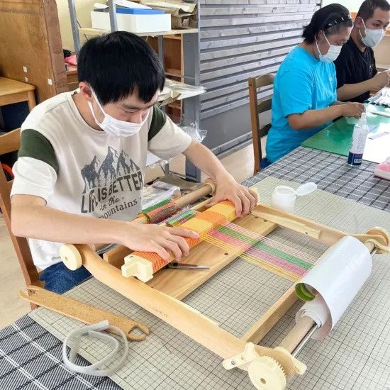 福島県相馬市の障がい者施設とコラボ　さおり織り「サコッシュ」新発売